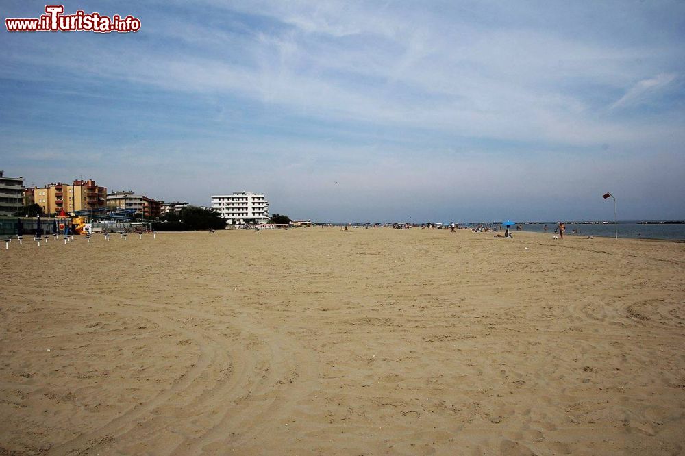 Immagine La grande spiaggia di Punta Marina nel ravennate, riviera romagnola - © Gianni Careddu, CC BY-SA 4.0, Wikipedia