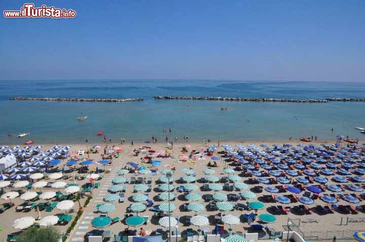 Immagine La grande spiaggia di San Mauro Mare, fotografata dal prestigioso Hotel Internazionale - © www.internazionalehotel.com