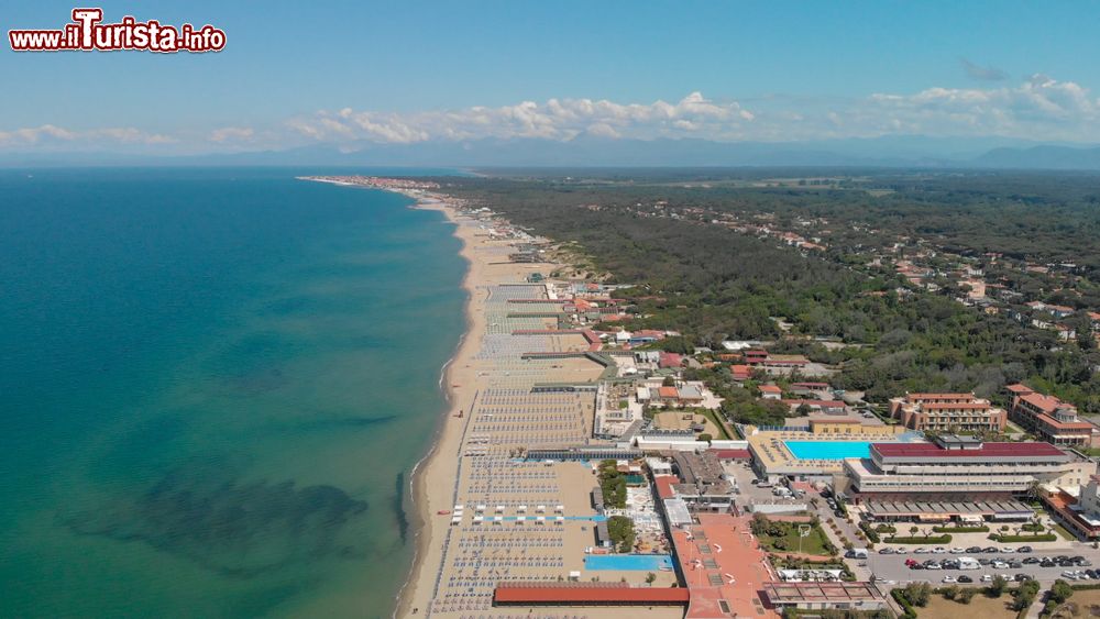 Immagine La grande spiaggia di Tirrenia in provincia di Pisa, Toscana