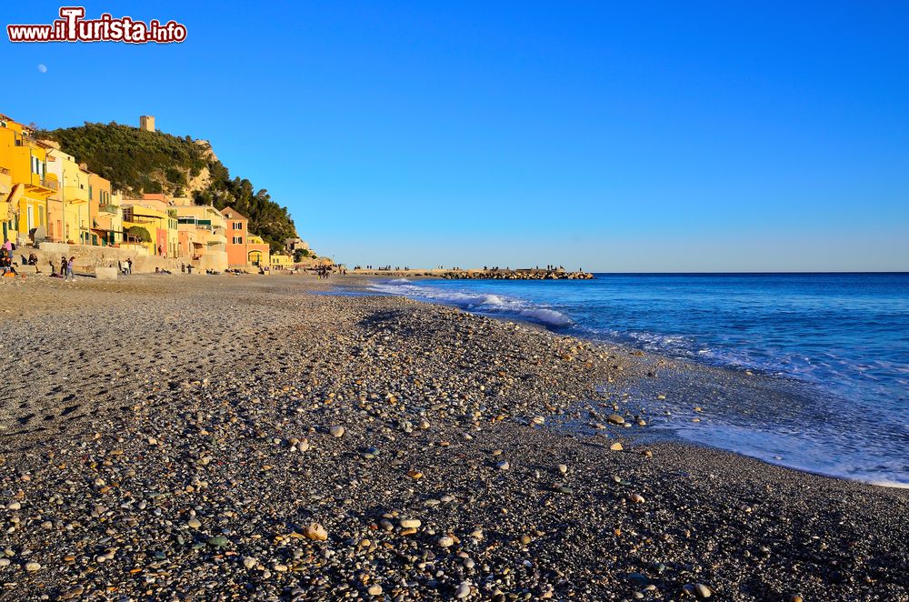 Immagine La grande spiaggia di Varigotti al tramonto