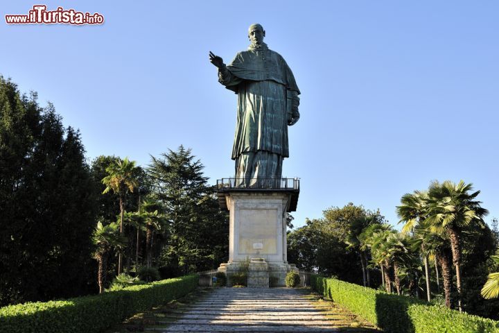 Immagine La grande statua del San Carlone sul Lago Maggiore a Arona, Piemonte - Dedicata al cittadino più famoso della città, il cardinale Carlo Borromeo che nacque a Arona il 2 ottobre 1538, questa imponente statua è alta 35 metri compresa la base. L'ossatura portante è composta da blocchi di pietra Angera mentre la statua è realizzata in lastre di rame battute a martello e unite fra loro da chiodi e tiranti di ferro. "el Sancarlun", come lo chiamano gli aronesi, rappresenta l'attrazione principale della città: non è tuttavia visibile da Arona poichè è coperto dalla rocca © Cristiano Palazzini / Shutterstock.com