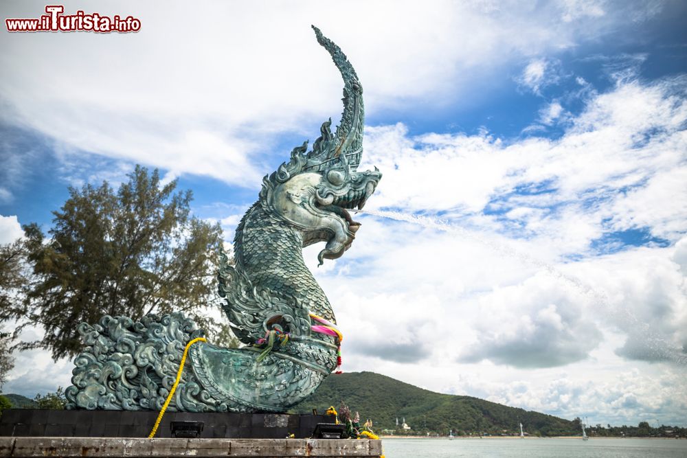 Immagine La grande statua del Serpente Nag nella cittadina di Songkhla, Thailandia del Sud: l'opera scultora è ospitata al Song Thale Park.