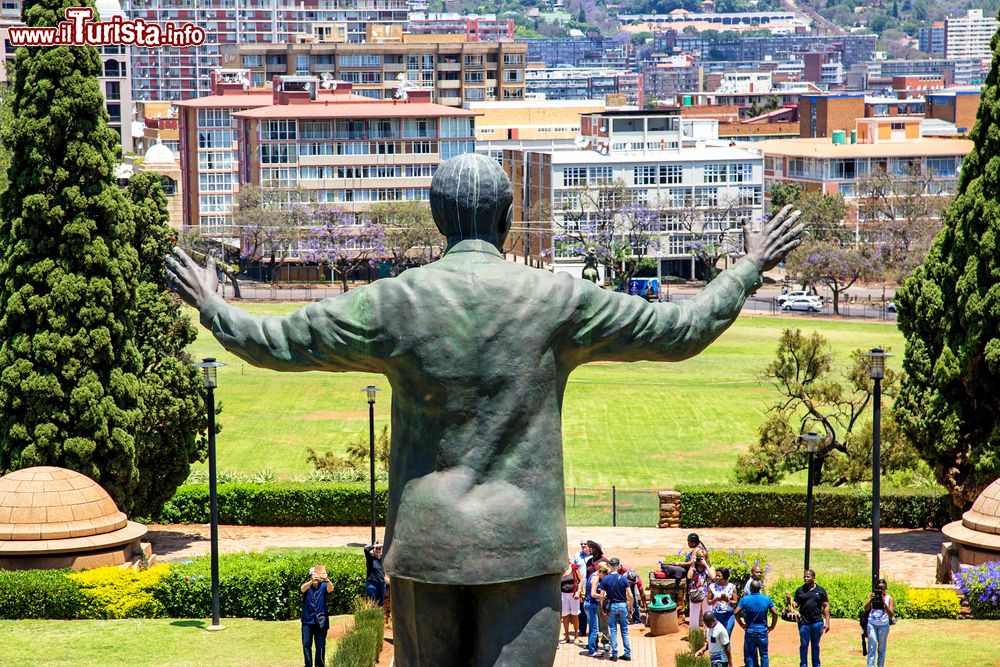 Immagine La grande statua di Nelson Mandela a Union Buildings a Pretoria, Sudafrica. Il monumento al presidente del Sudafrica s'innalza per 9 metri.