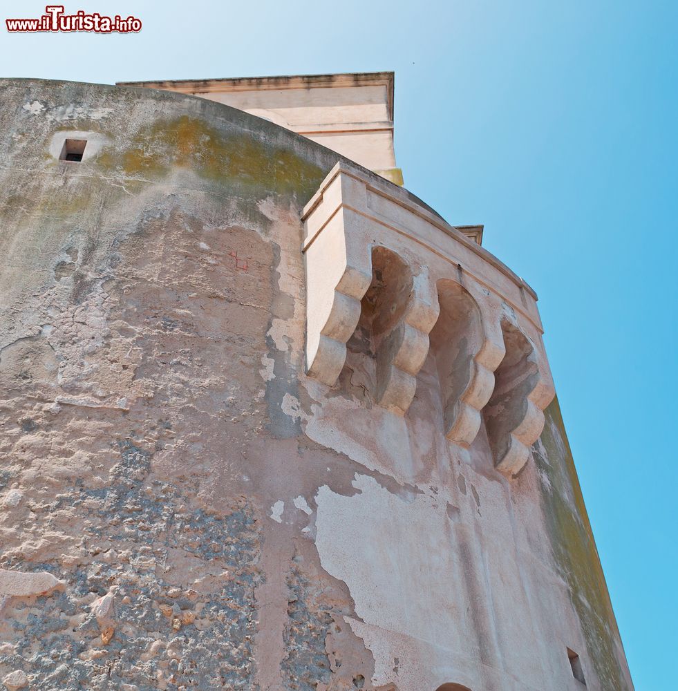 Immagine La grande torre costiera che si trova alla Marina di Torregrande in Sardegna