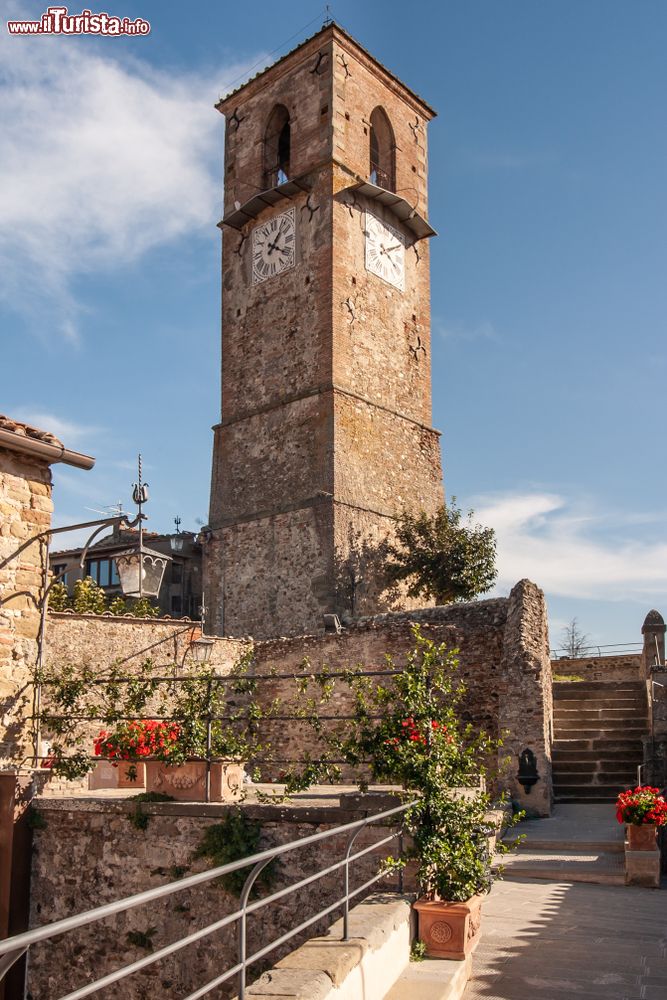 Immagine La grande Torre dell'Orologio nel centro storico di Anghiari in Toscana
