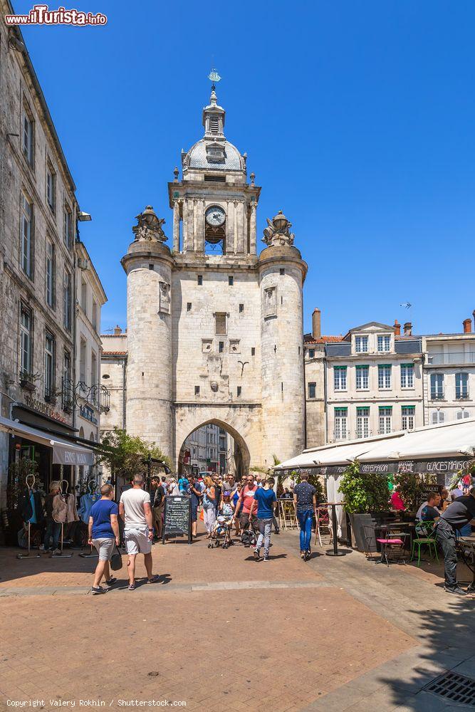 Immagine La grande torre dell'orologio a La Rochelle, Francia. La costruzione risale al periodo fra il XVII° e XVIII° secolo - © Valery Rokhin / Shutterstock.com