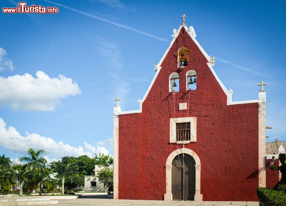 Immagine La graziosa chiesa del quartiere di Itzimna a Merida, Yucatan. Durante l'epoca coloniale Itzimna è stato un villaggio alla periferia della città poi inglobato come quartiere.