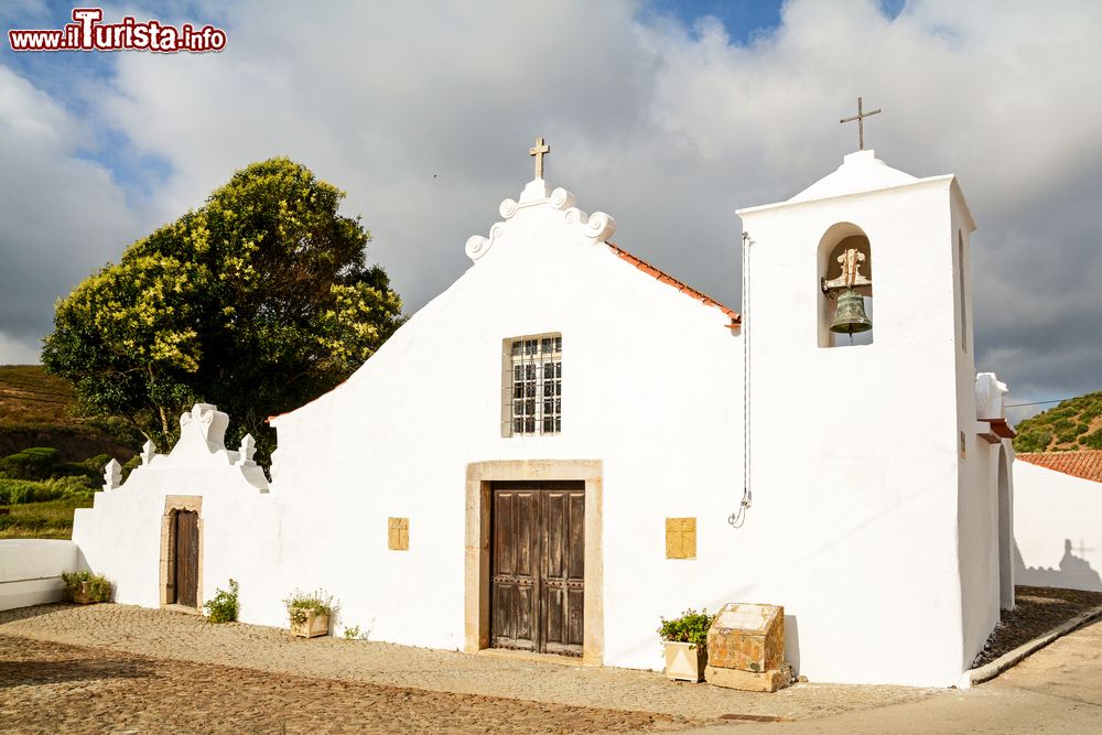 Immagine La graziosa chiesa parrochiale del villaggio di Bordeira vicino a Carrapateira, Portogallo.