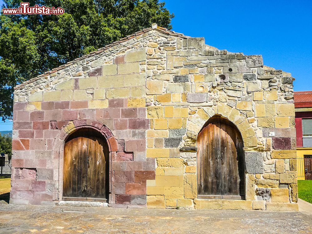 Immagine La graziosa chiesetta di San Giovanni a Barumini, Sardegna. Costruito nel XIII° secolo, questo edificio religioso si presenta con due navate separate da archi su pilastri, con due absidi, in stile provenzale.