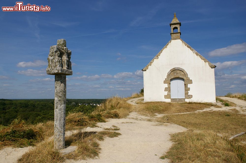 Immagine La graziosa chiesetta di San Michele a Carnac, Francia, con il tumulo del santo.