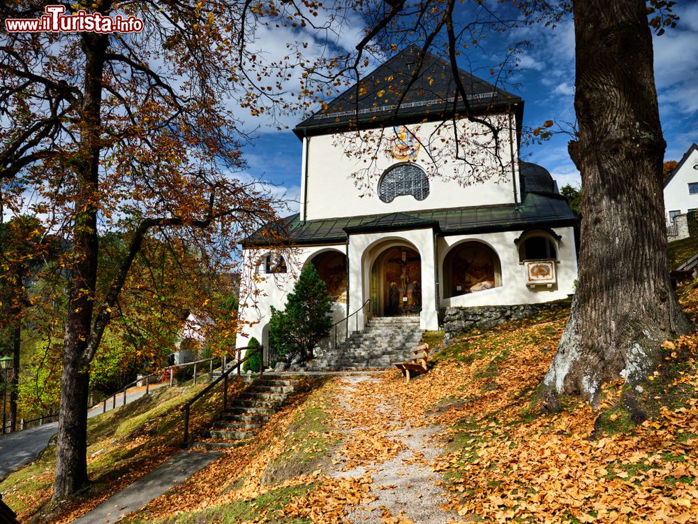 Immagine La graziosa chiesetta di Sant'Antonio a Garmisch-Partenkirchen in Baviera (Germania) in una giornata d'autunno.