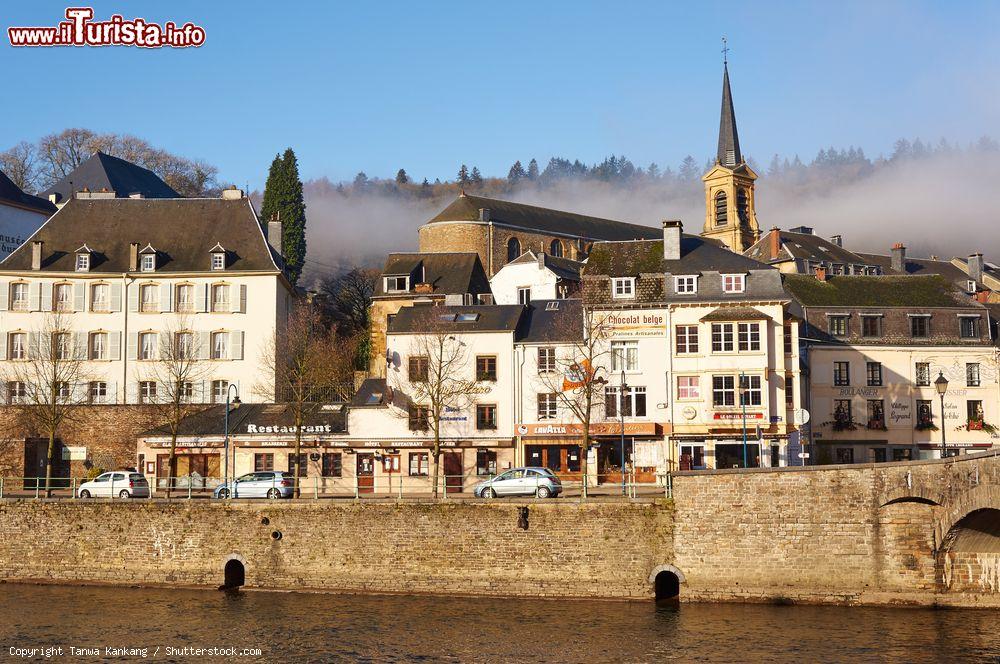 Immagine La graziosa cittadina di Bouillon (Belgio) fotografata con la nebbia al calar del sole - © Tanwa Kankang / Shutterstock.com