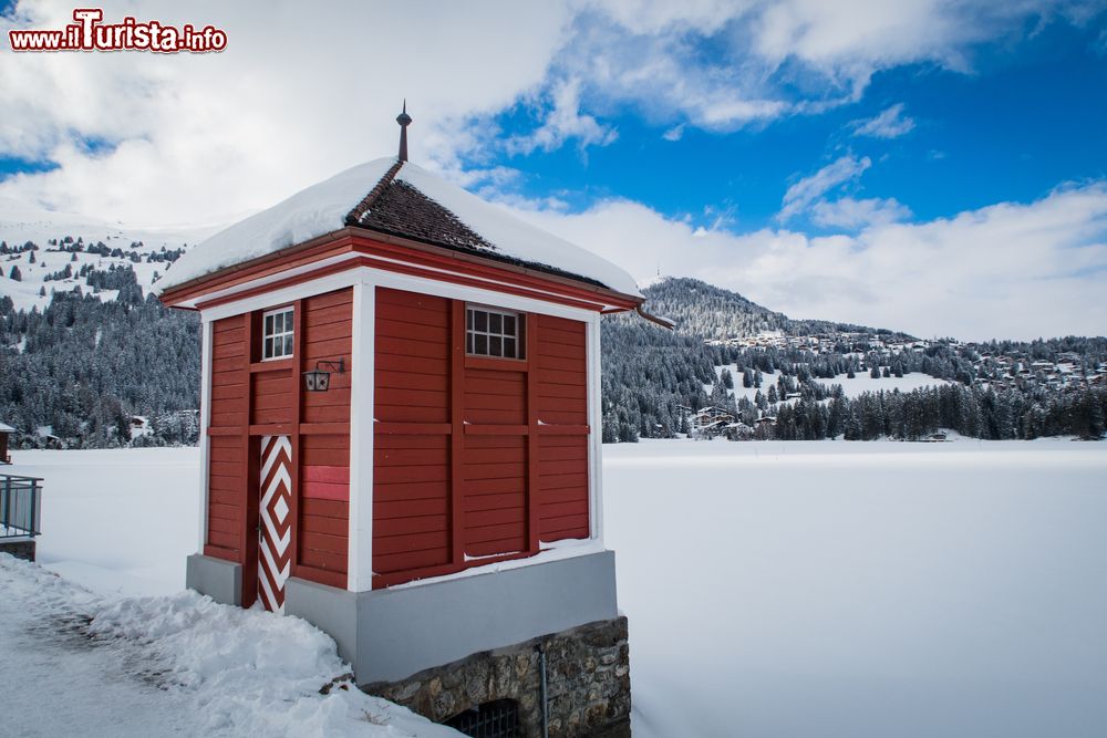 Immagine La graziosa Red House al lago di Lenzerheide in inverno, Svizzera.