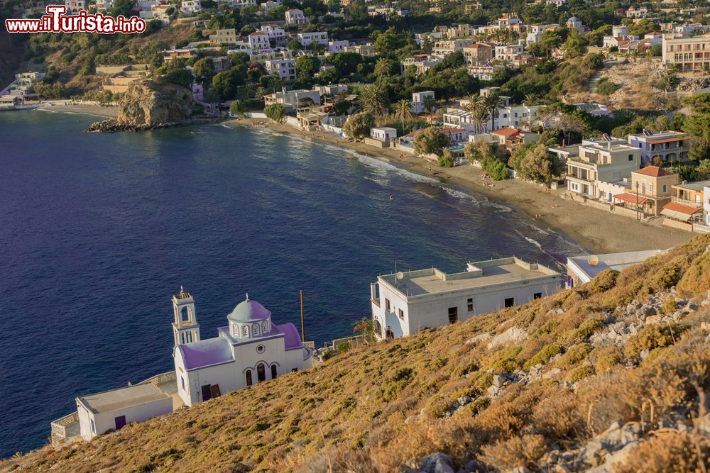 Immagine La graziosa spiaggia di Kantouni dall'alto: siamo sull'isola di Kalymnos nel Mare Egeo (Grecia).