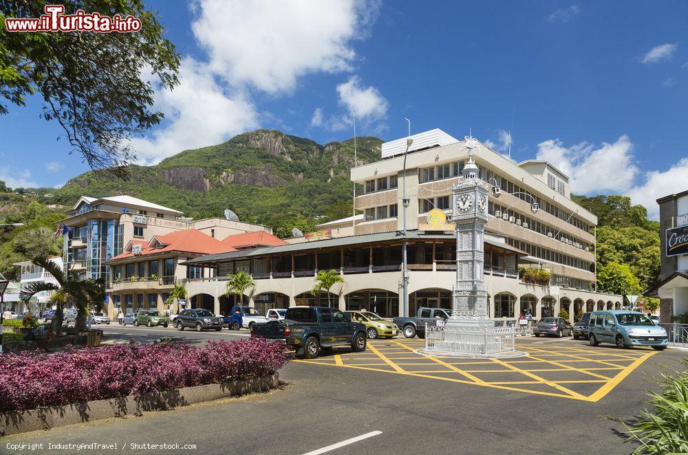 Immagine La graziosa torre dell'orologio di Victoria, Mahé, Seychelles. E' chiamata anche piccolo Big Ben - © IndustryAndTravel / Shutterstock.com