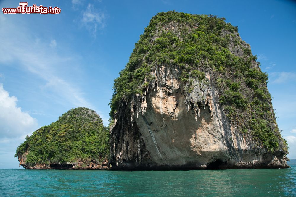 Immagine La grotta di Phra Nang nella provincia di Krabi, Thailandia, lambita dalle acque del Mare delle Andamane.