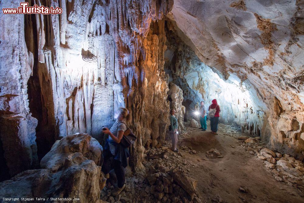 Immagine La grotta di Raca, isola di Lagosta in Croazia. Gli scavi del sito hanno rivelato insediamenti umani dell'epoca del bronzo e romana.  - © Stjepan Tafra / Shutterstock.com