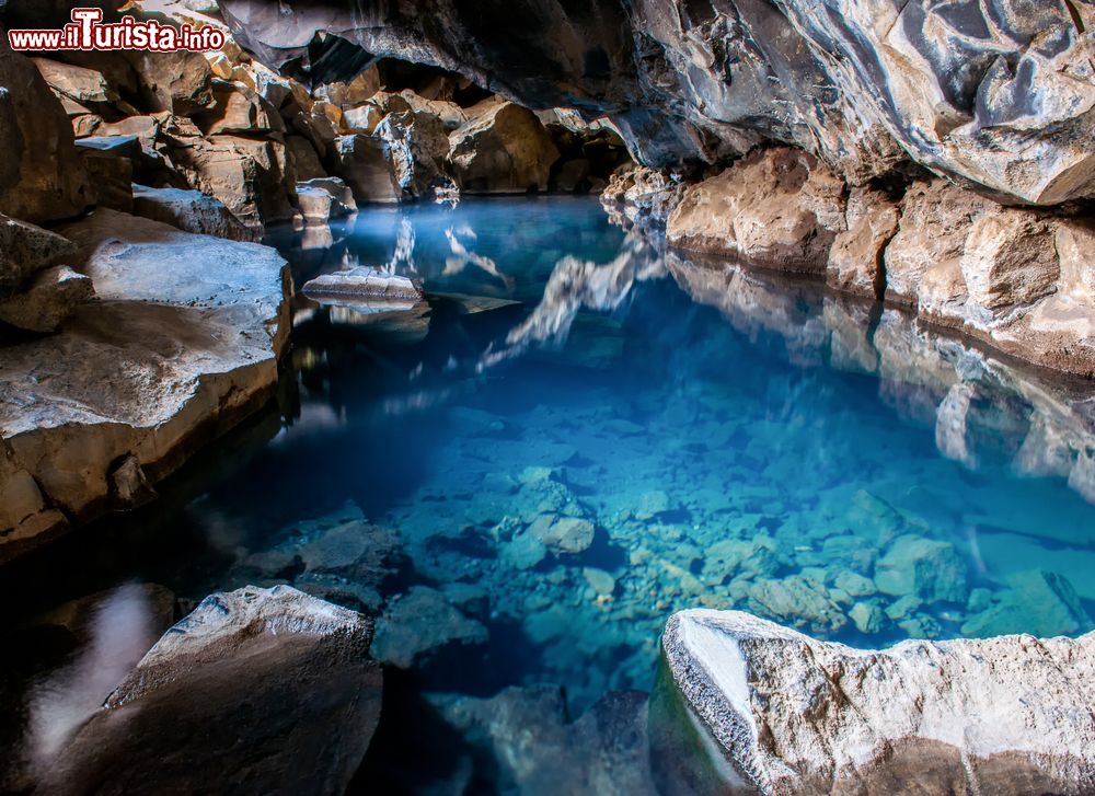 Immagine La grotta Grjotagja Cave, le sorgenti termali intorno al lago Myvatn in Islanda 