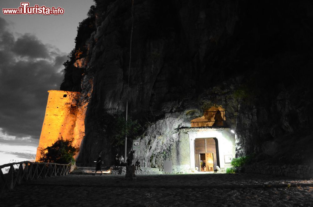 Immagine La Grotta Santuario di San Michele Arcangelo (Sant'Angelo a Fasanella)