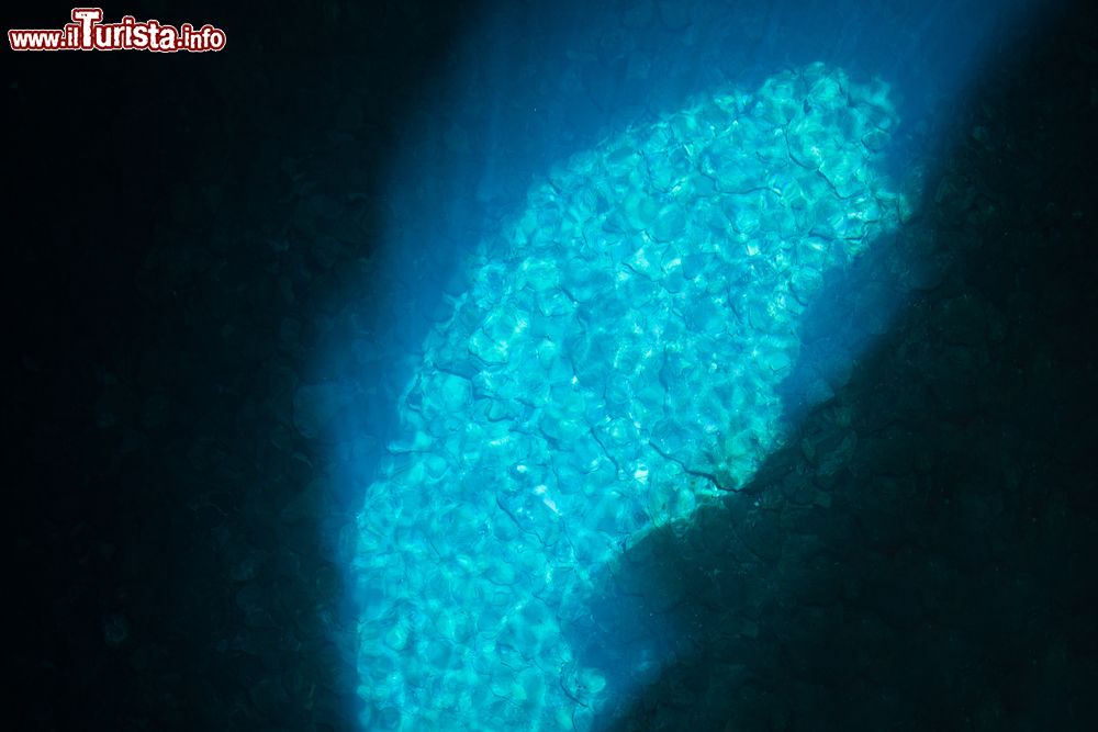 Immagine La grotta sottomarina di Buracona con il suo Occhio Blu, è un buco nella roccia dell'isola di Sal (Capo Verde), che con il sole a picco crea questo suggestivo effetto.