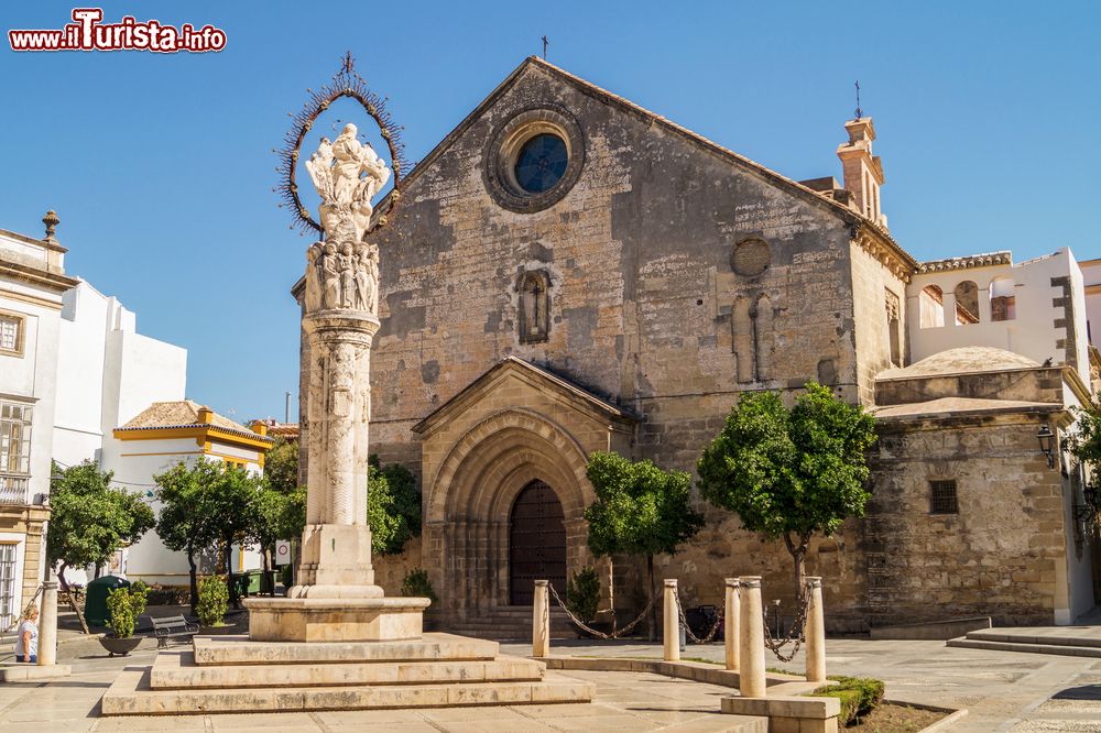 Immagine La Iglesia de San Dionisio nella piazza dell'Assunzione a Jerez de Frontera, in Spagna