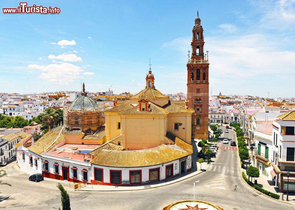 Immagine La iglesia di San Pedro con veduta panoramica di Carmona, Spagna. Questo grande complesso religioso è caratterizzato da una cupola barocca e dalla torre campanaria che ricorda la Giralda di Siviglia. Venne costruita nel Quattrocento e durante il periodo barocco subì numerosi cambiamenti.