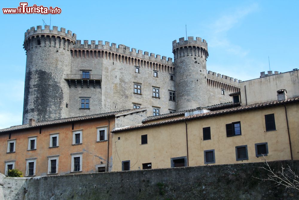 Immagine La imponente mole del Castello di Bracciano nel Lazio