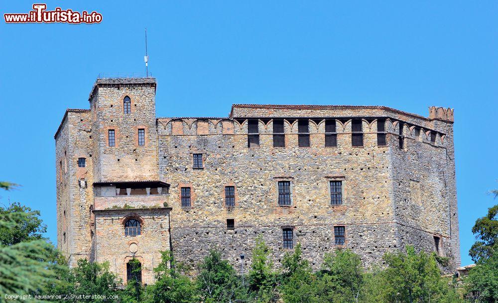Immagine La imponente mole del castello medievale di Zavattarello in Lombardia, uno dei borghi dell'Oltrepò Pavese - © maudanros / Shutterstock.com