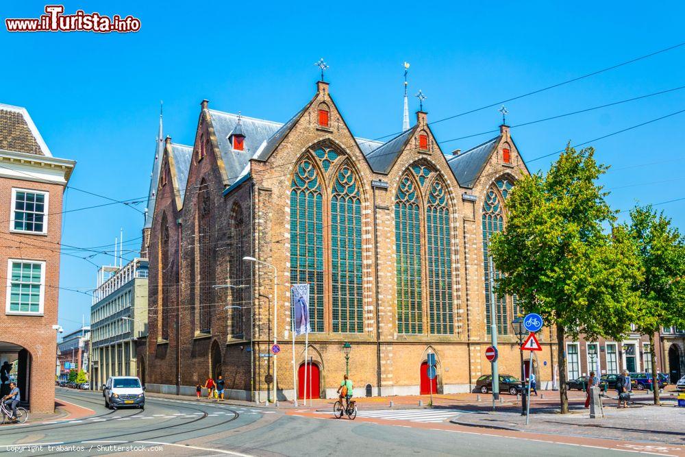 Immagine La Kloosterkerk a L'Aia, Olanda, con le alte vetrate - © trabantos / Shutterstock.com
