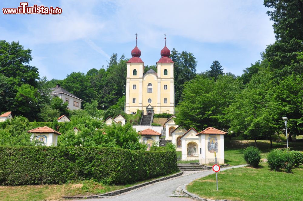 Immagine La Kreuzberglkirche a Klagenfurt, Austria, edificio religioso in stile barocco.