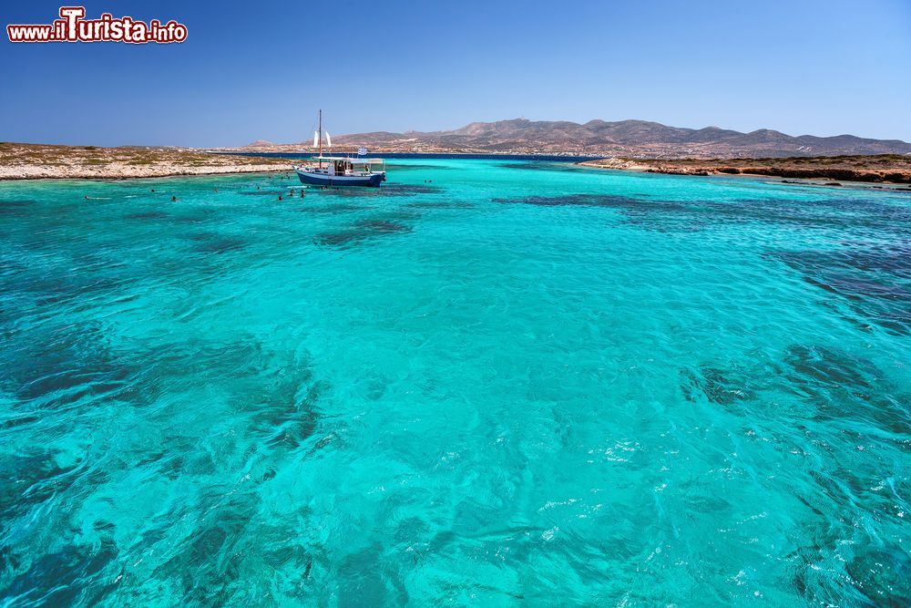 Immagine La laguna blu nell'isolotto di Tigani fra Paros e Antiparos, Grecia, con la sua acqua trasparente e cristalina.