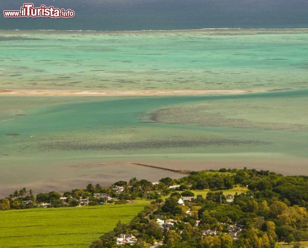 Immagine Laguna e barriera corallina a Flic en Flac, isola di Mauritius - Sfumature e tonalità differenti per le acque dell'oceano Indiano che lambiscono le coste dell'isola © bengy / Shutterstock.com