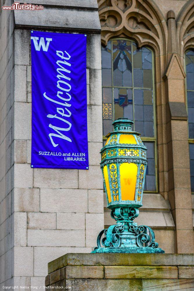 Immagine La Lanterna Gotica e il cartello di benvenuto alle Suzzallo and Allen Libraries di Seattle, Washington - © Nadia Yong / Shutterstock.com