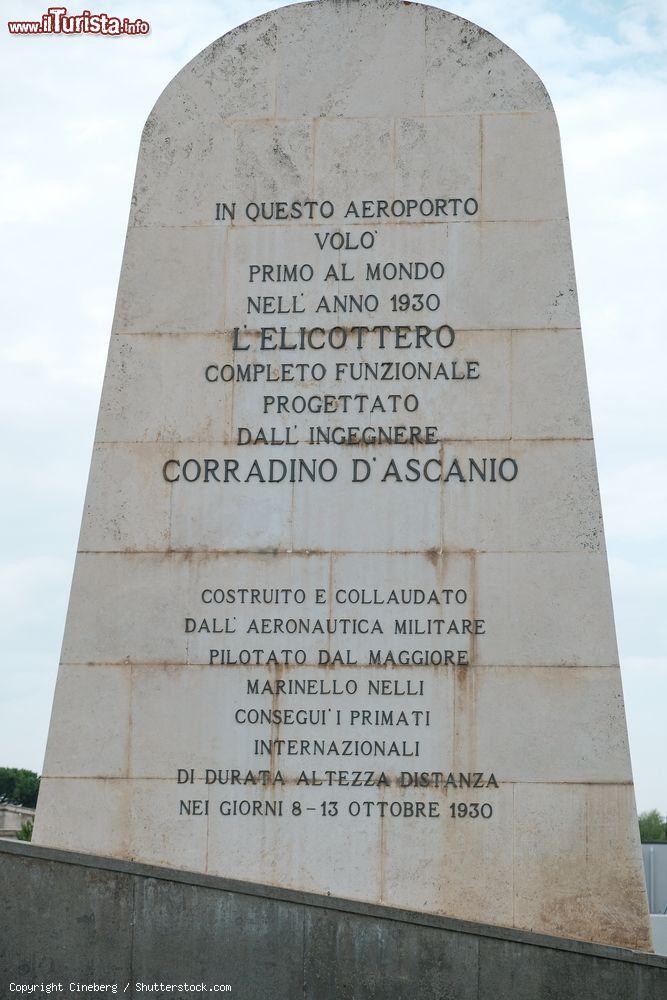 Immagine La lapide che ricorda il Generale Corradino D'Ascanio all'aeroporto di Ciampino per il suo lavoro nel campo degli elicotteri. - © Cineberg / Shutterstock.com