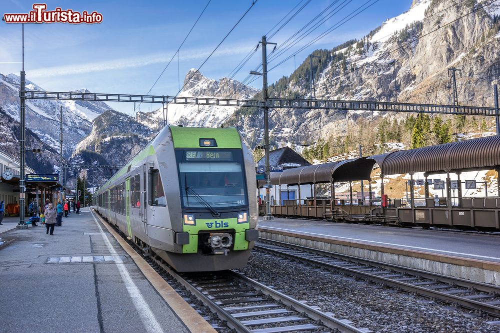 Immagine La Linea BLS, il trenino verde delle Alpi in Svizzera, alla stazione di Kandersteg