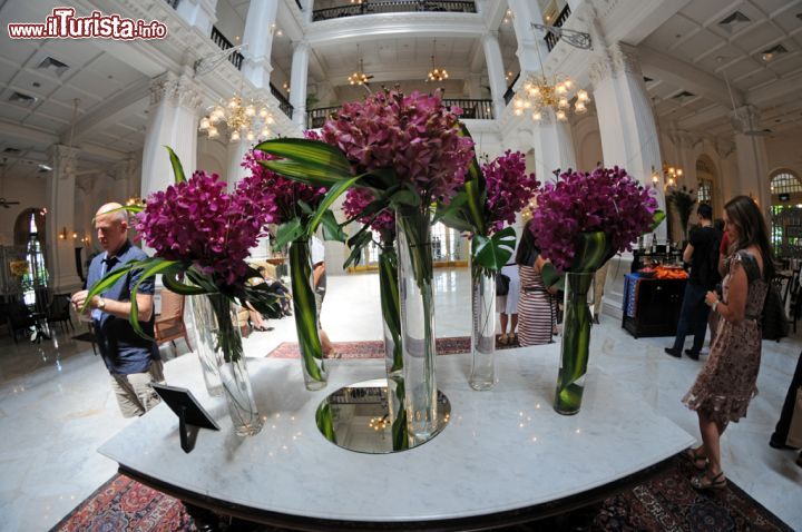 Immagine La lobby del Raffles Hotel a Singapore. Aperta al pubblico, è una delle attrazioni più frequentate dai turisti. Per visitarla e ammirare anche all'interno questo sontuoso edificio che ha riaperto al pubblico nel 1991 dopo un restauro costato ben 160 milioni di dollari, è necessario indossare abbigliamento consono - © Sonja Vietto Ramus