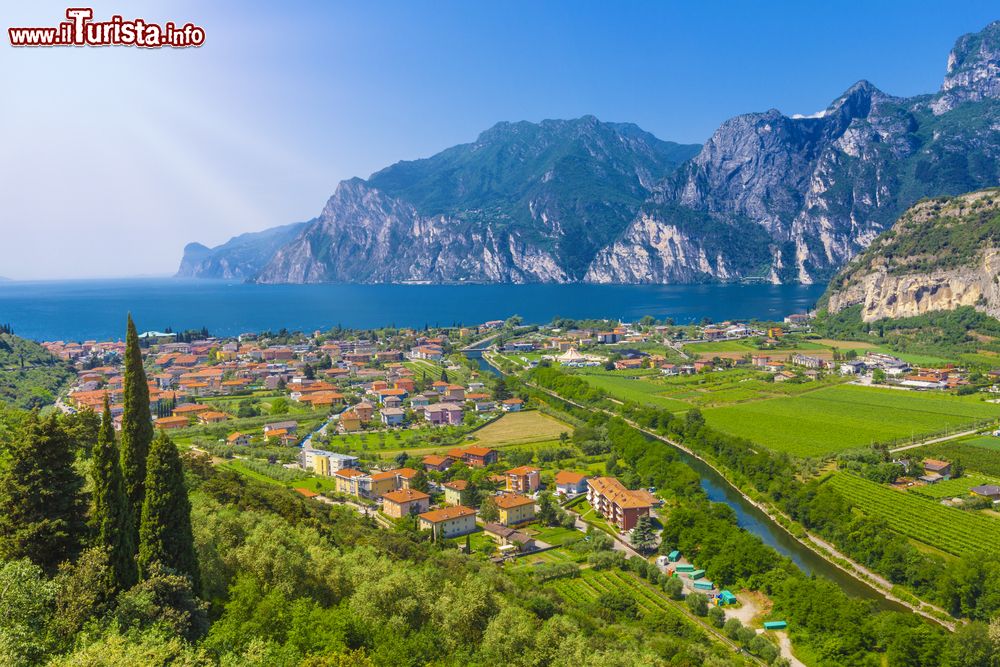 Immagine La località turistica di Torbole sul lago di Garda, Trentino Alto Adige. Grazie alla presenza delle montagne alle spalle e all'azione termoregolatrice del lago, questo territorio gode di un microclima di tipo mediterraneo.