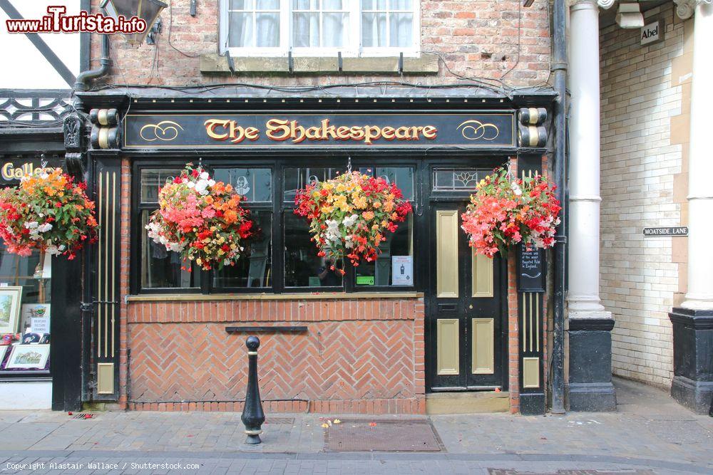 Immagine La locanda The Shakespeare a Durham, Inghilterra. Questo tipico pub inglese si trova in Saddler Street ed è uno dei più frequentati anche dai turisti - © Alastair Wallace / Shutterstock.com