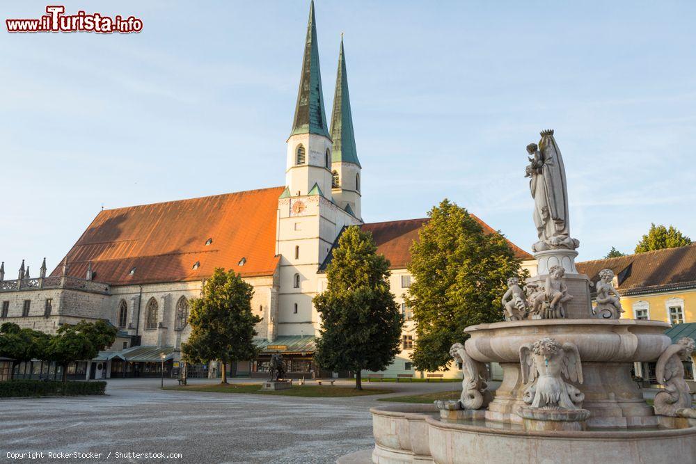Immagine La luce del mattino nel centro di Altotting con chiesa e fontana Marienbrunnen, Germania - © RockerStocker / Shutterstock.com