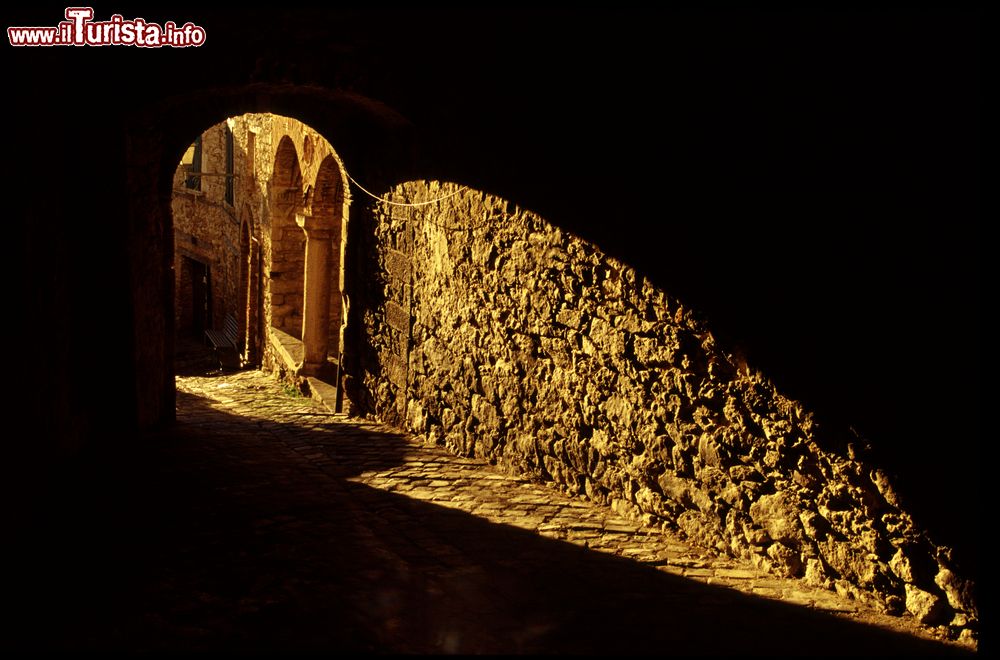 Immagine La luce del tramonto in un vicolo del centro storico di Pennabilli, Emilia Romagna.