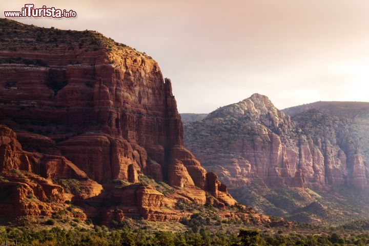 Immagine La luce dell'alba illumina le formazioni rocciose di Sedona, Arizona (USA) - © Ricardo Reitmeyer / Shutterstock.com