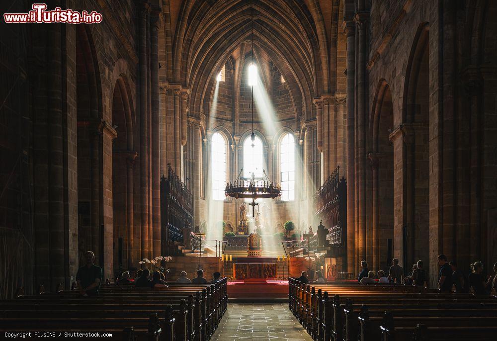 Immagine La luce filtrata dalla finestra della cattedrale di Bamberga, Germania. In primo piano, l'altare della chiesa - © PlusONE / Shutterstock.com