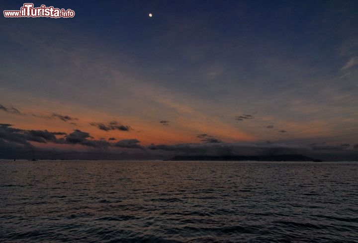 Immagine La luna nel cielo di Tahiti prima dell'alba sull'Oceano Pacifico della Polinesia Francese