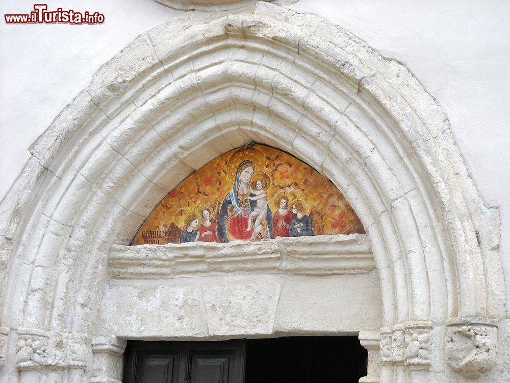 Immagine La lunetta del portale d'ingresso della Chiesa di San Valentino a Sadali in Sardegna