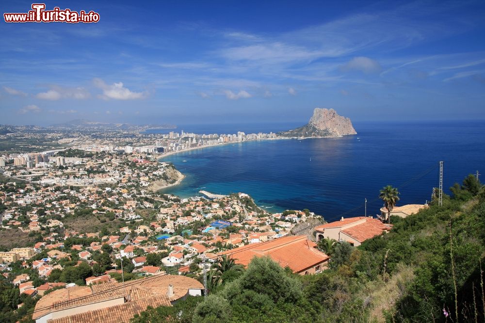 Immagine La lunga costa mediterranea della città di Calpe, Spagna.