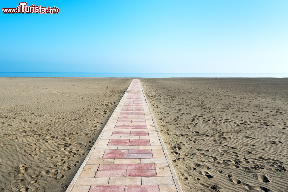 Immagine La lunga spiaggia di Margherita di Savoia in Puglia