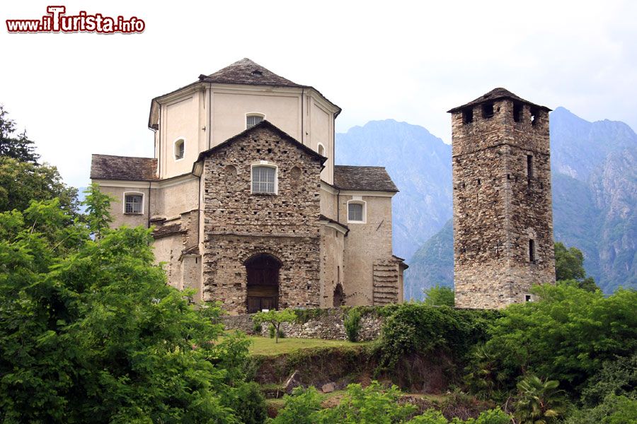 Immagine La Madonna della Guardia di Ornavasso, con l'antica torre di difesa trasformata in campanile del santuario. Siamo in  Piemonte - © Alessandro Vecchi - CC BY-SA 3.0, Wikipedia