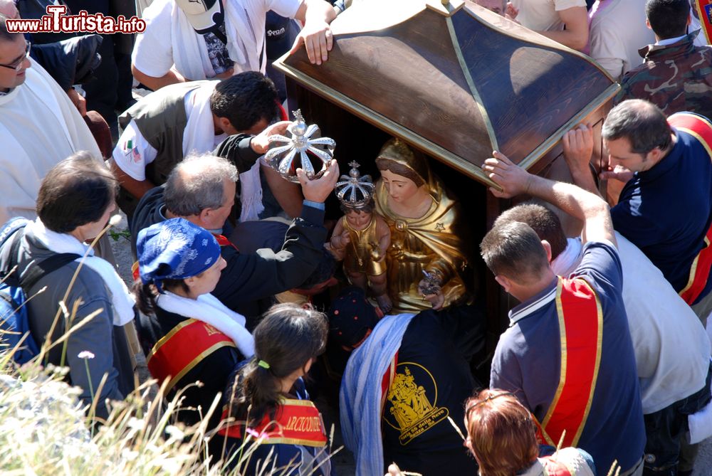 Immagine La Madonna della Neve in processione sul Monte Cervati sopra a Sanza