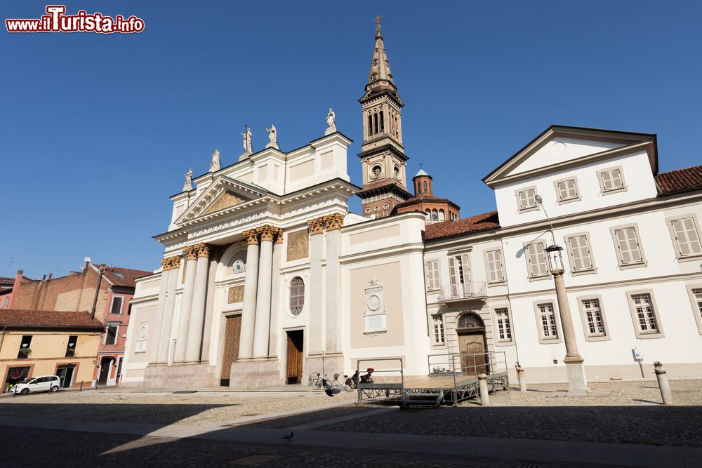 Immagine La maestosa cattedrale di Alessandria, Piemonte. Dedicato ai santi Pietro e Marco, il duomo cittadino in stile neoclassico venne costruito fra il 1820 e il 1822 da Cristoforo e Leopoldo Valizzone. L'interno, a tre navate, si presenta con una cupola a base ottagonale, con 24 niccchie che ospitano altrettante statue di santi protettori.