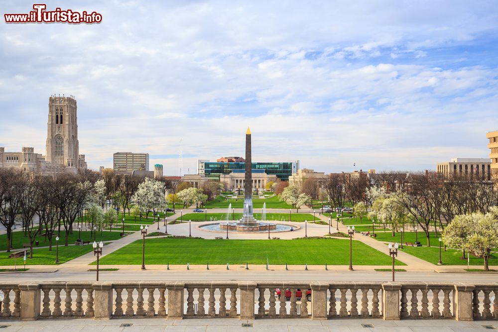 Immagine La maestosa Indiana Veterans Memorial Plaza nel centro di Indianapolis, Indiana (USA).